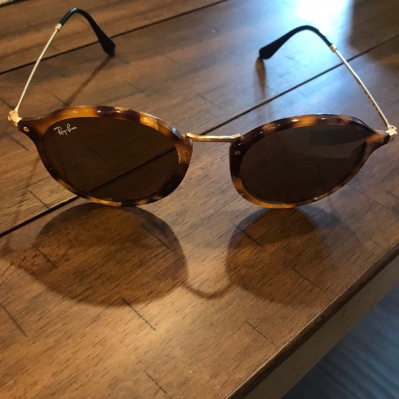 Ray-Ban Round Fleck Sunglasses - Picture 2 of 6
